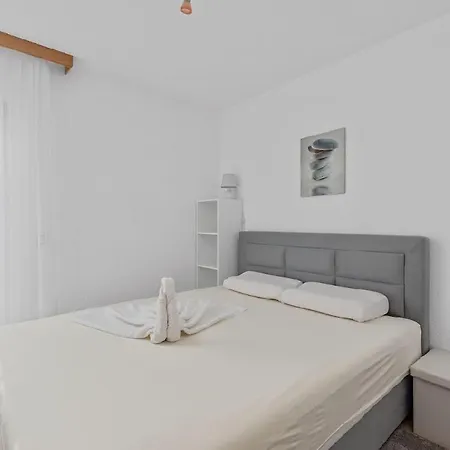 In With Seaview, Terrace, Air Condition, Wifi *