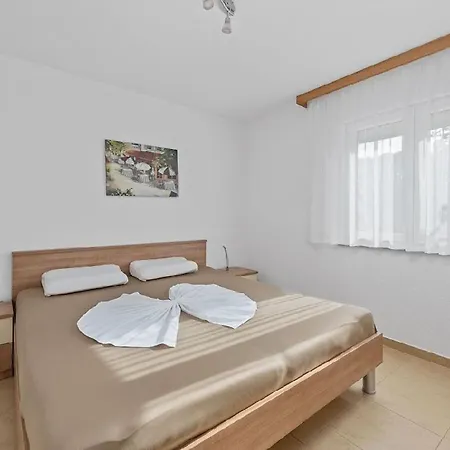 In With Seaview, Terrace, Air Condition, Wifi Apartment *