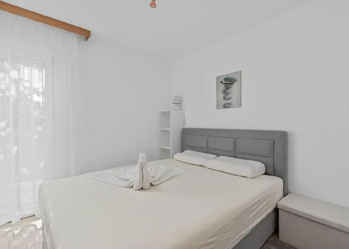 In With Seaview, Terrace, Air Condition, Wifi *