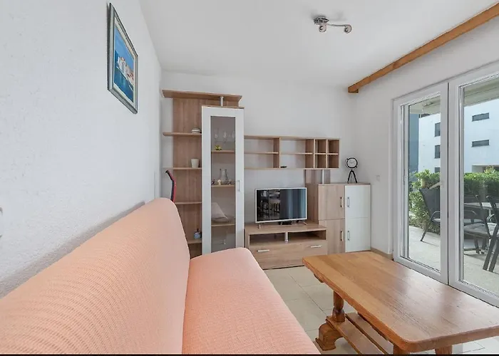 In With Seaview, Terrace, Air Condition, Wifi Appartement Sukošan